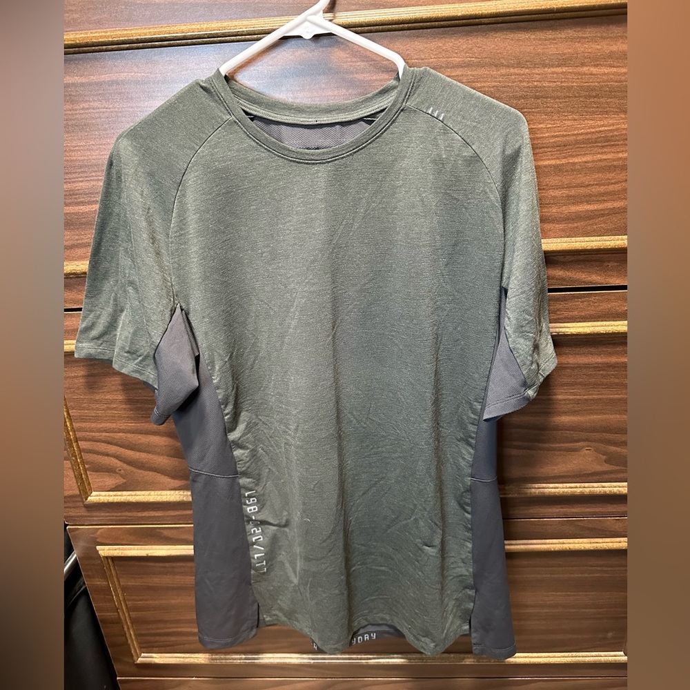 Lululemon Muscle Motion Short Sleeve P2P 21” Size Large?
